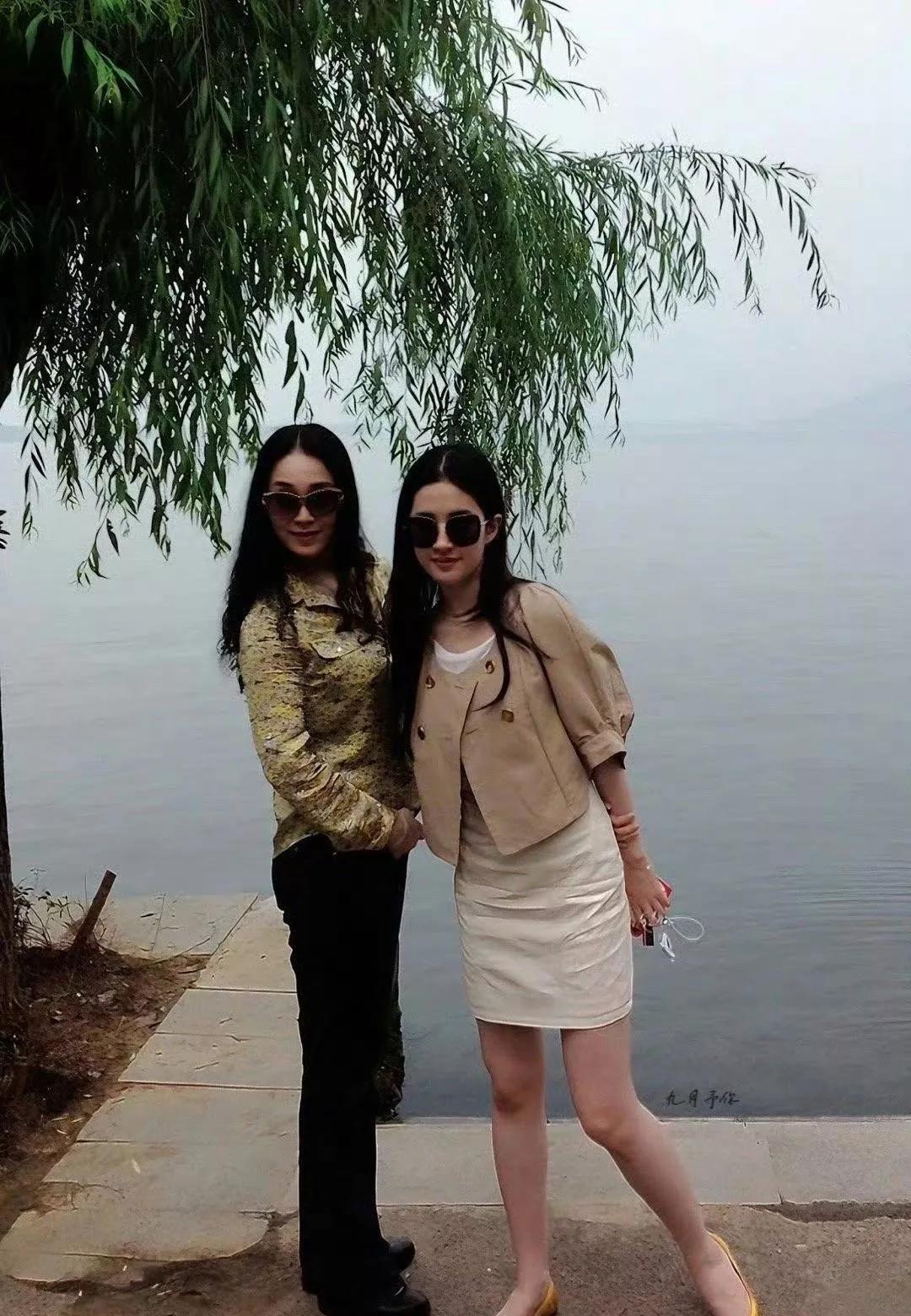 刘亦菲与小姨共游武汉东湖，两人颜值相映成趣，仿佛仙女下凡。近日，有网友偶遇刘亦菲