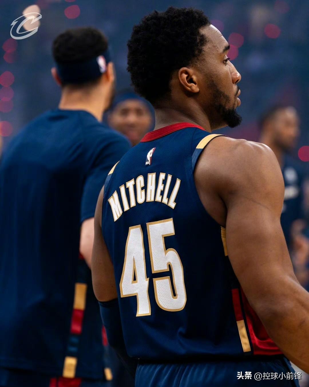球场上还得拿球说话！虽然哈登一直都说骑士队的老大是米切尔，自己就是来帮助他的，但