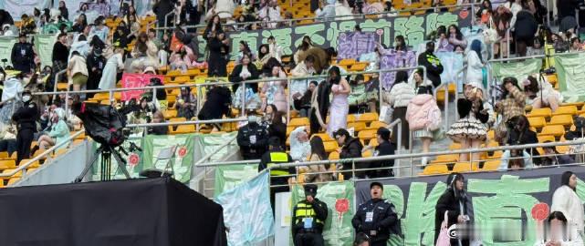 张真源在贵阳举办演唱会，现场那长灯牌多到让人惊叹其壮观。整排的灯牌像一条绿色的巨