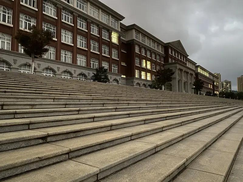 允许学生带宠物进校园，看似充满人文温情，实际上忽视大学校园公共属性，隐患重重，不