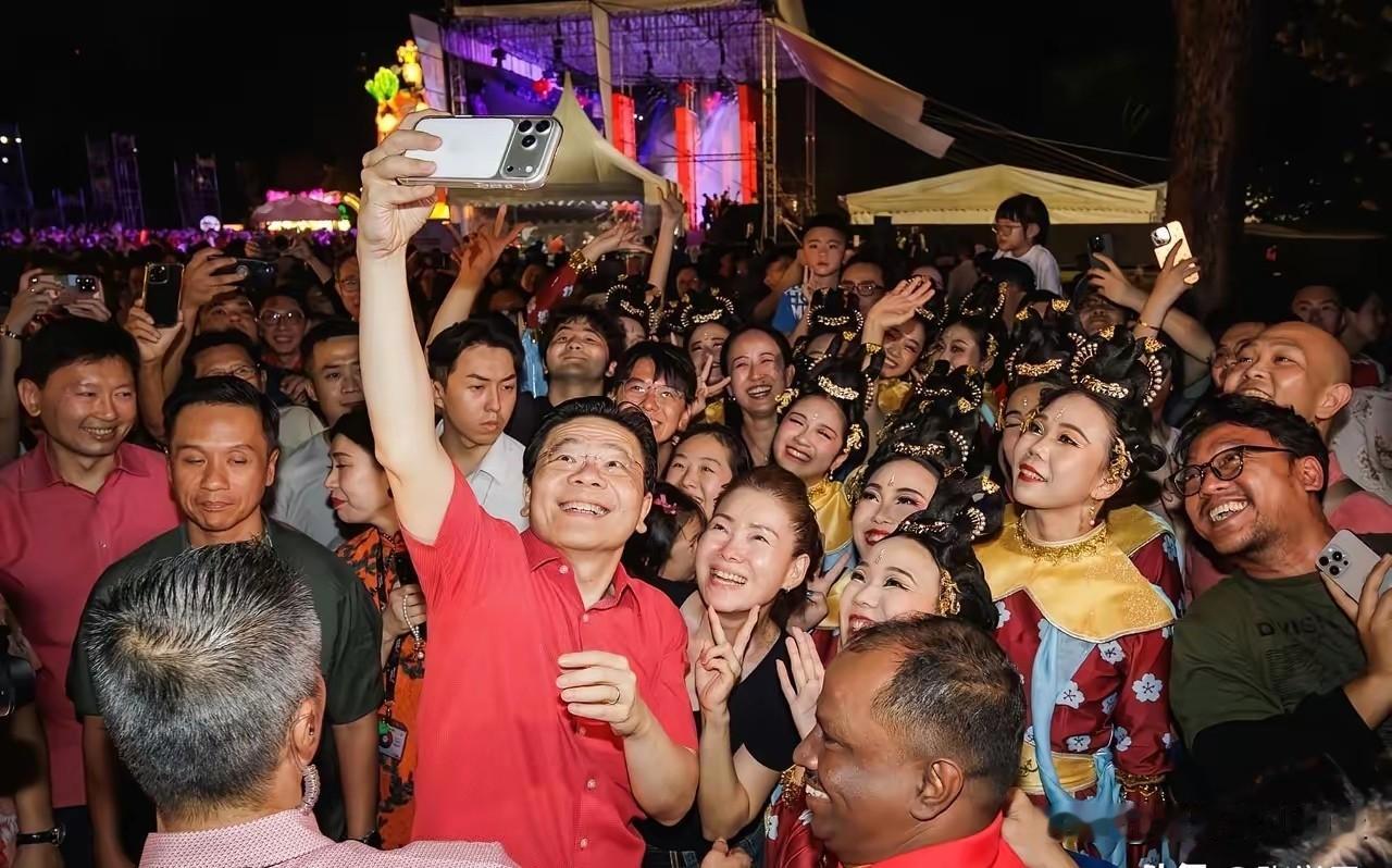 黄循财发文：新年快乐！

新加坡总理黄循财在中国春节来临之时，专程前往“春到河畔