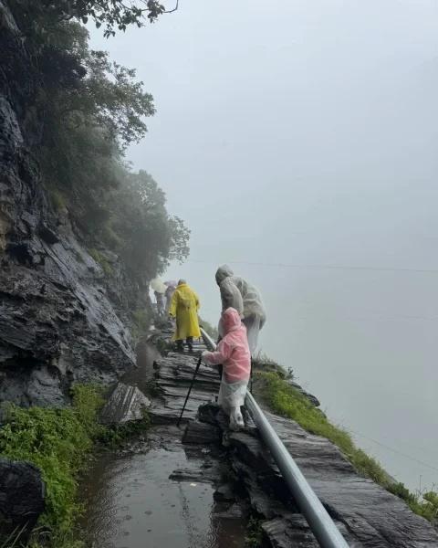 虎跳峡雨中徒步已回，给徒步小白的建议
很不幸，心心念念的虎跳峡高路两天一夜徒步，