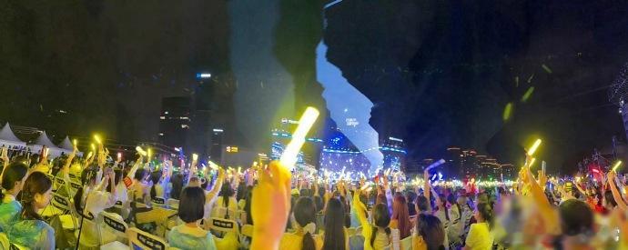 百事线下活动，现场仿若一片黄海。朱志鑫人气超高，魅力非凡引众人瞩目，活动现场氛围