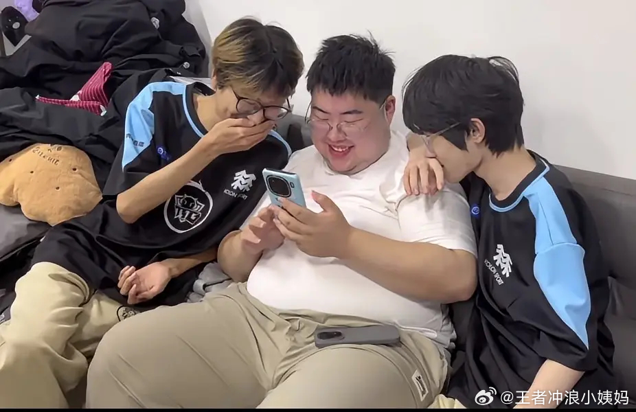 TTG粤精彩[超话]kpl广州ttg 这画面是否过于友爱了[手指比心]小胖：左拥