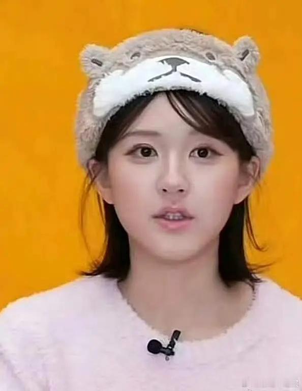 赵露思这一次的妆容也太白开水了，看来她还是需要那种浓妆来掩饰自己的颜值缺点 ​​