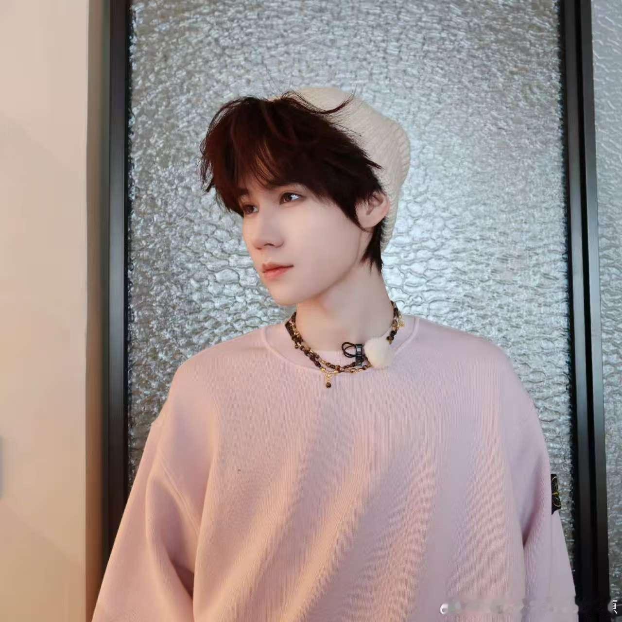 张真源下班四宫格张真源下班营业张真源下班营业，米色毛线帽好看，[拜托][拜托] 