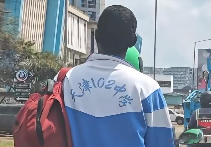 校服去哪儿啦？非洲！
我们孩子们穿过的二手校服，竟然是非洲孩子们的抢手货。
他们