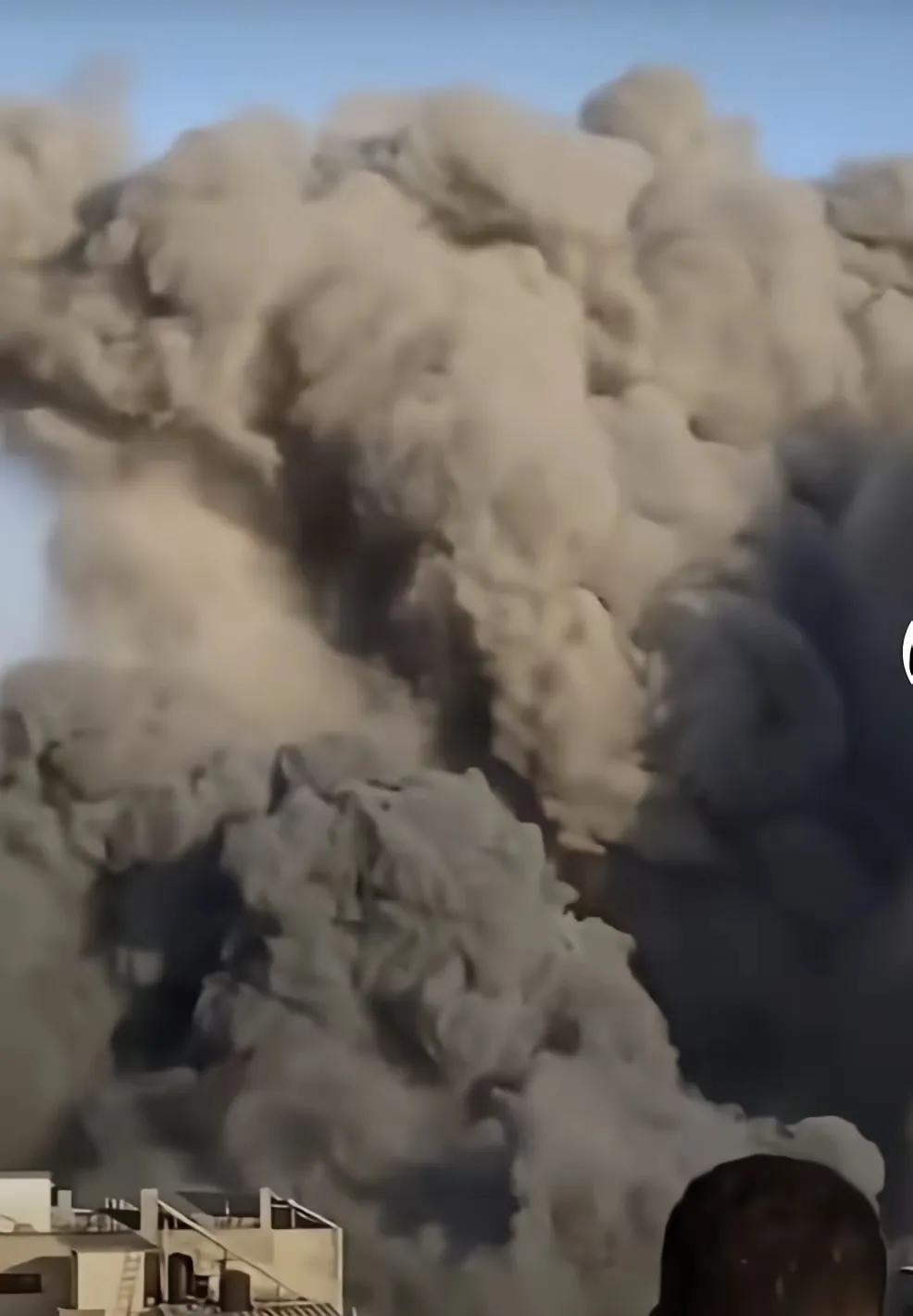 随着一声巨大的爆炸声传出来之后，在俄罗斯索契的一个军事油库中突然间发生了巨大的爆