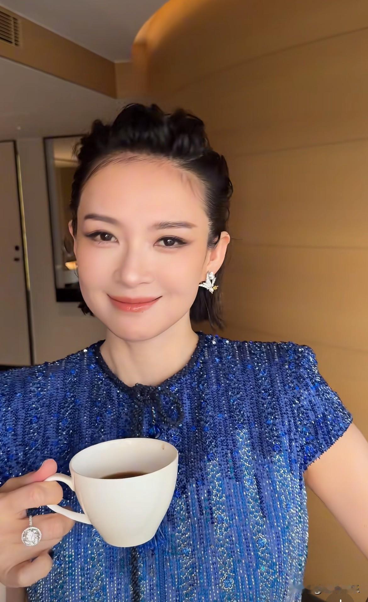 她现在有点过分随意，电影节红毯乱穿衣服，然后豆音的小活动又穿阿玛尼当季高定[捂脸