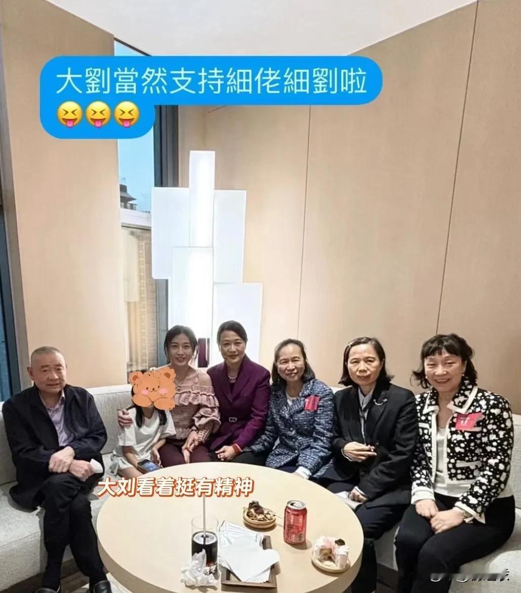 甘比和刘銮雄如今真的是很幸福，这话听着怎么这么像电视剧里的台词呢？想想看，那个叱
