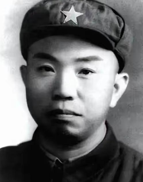 [微风]1952年，湖北军区司令员王树声在商店买东西时，盯着一个售货员看了一会，