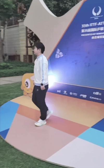 莎莎在晚宴现场溜达，太可爱了。

今天晚上的6点，亚洲杯晚宴开始，这一次在室外，