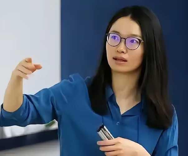 王虹是素颜出镜，她比刘浩存更美。
