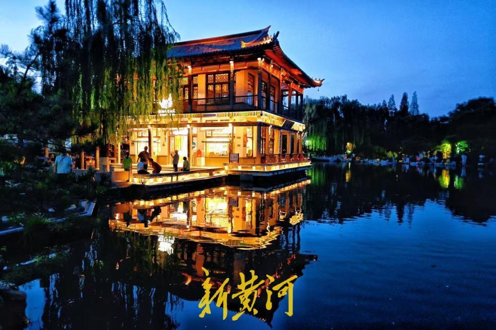 夜游龙潭赏清泉，古阁流光醉泉城！5月13日晚，济南五龙潭公园流光溢彩，名士阁灯火