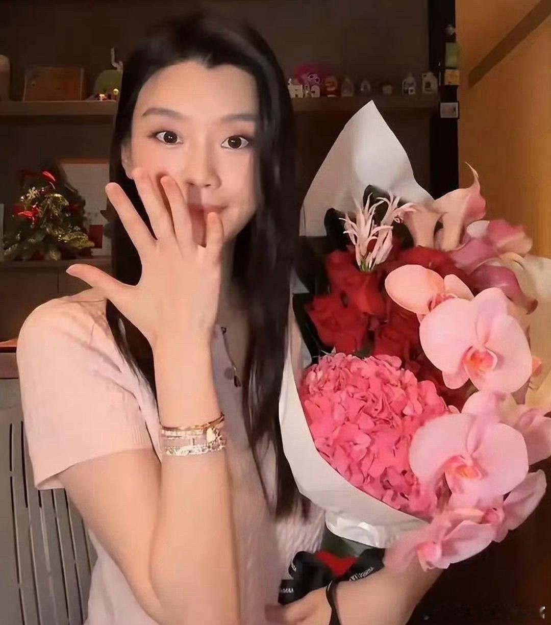 奚梦瑶素颜出镜，我只想说，一只手怎么能带5条钻石手链 