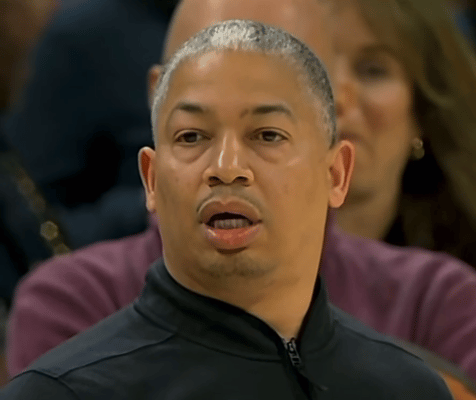 泰伦·卢谈到球队在缺少两名替补中锋的情况下篮板球落后于开拓者队时说：“我们了解他