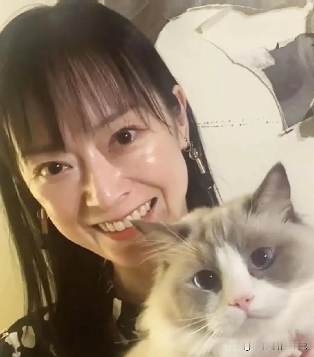 日本女星远野凪子家中发现了一具腐烂的女尸。

由于远野凪子已经失踪数日，且是独居