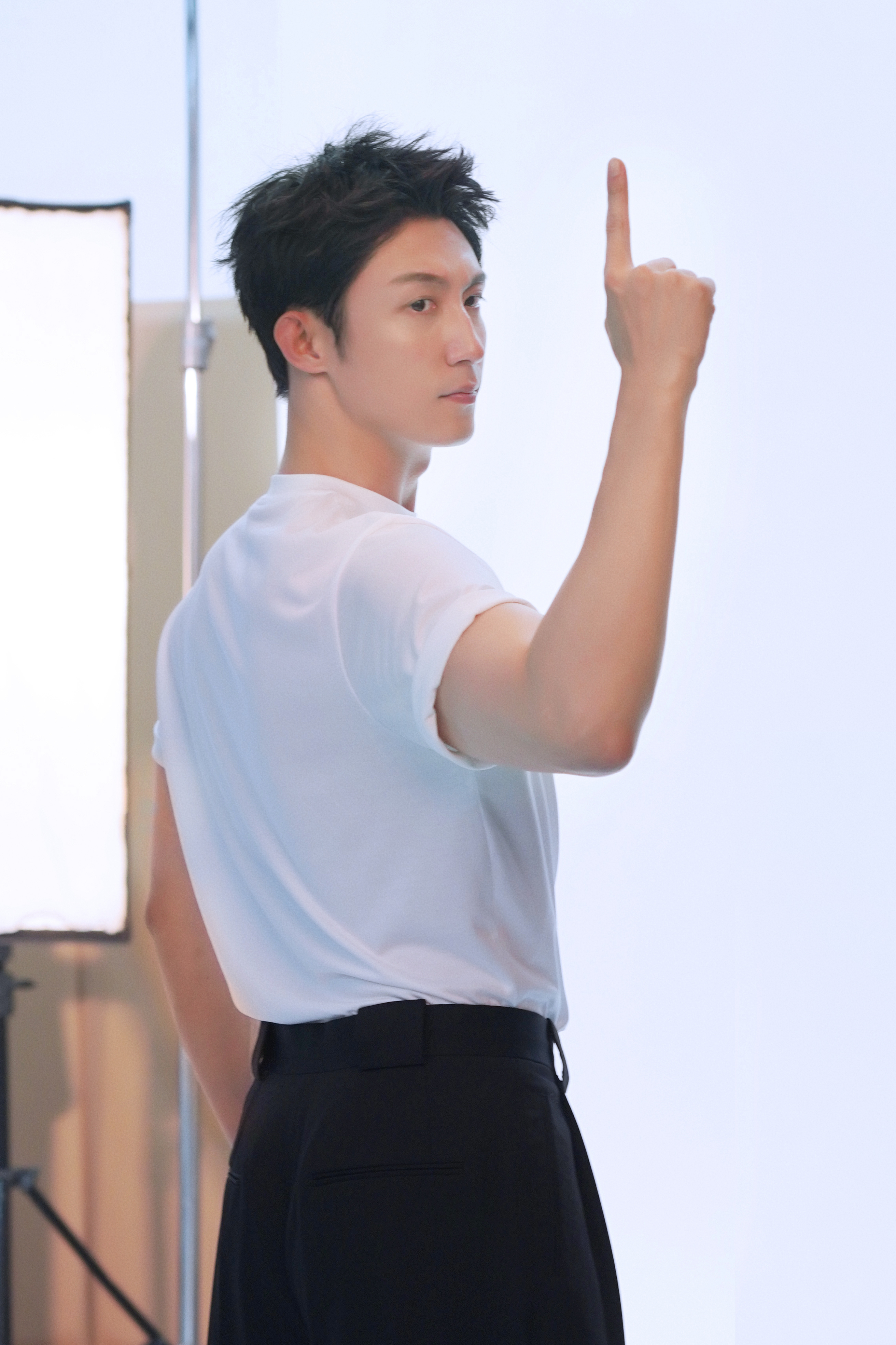 确实，妆造越简单，就越衬托黄Sir的颜值和身材不简单 