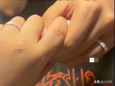 9月24日，“重庆姐弟坠亡案”妈妈陈美霖官宣新恋情，晒出和男友“拉戈”两人佩戴情