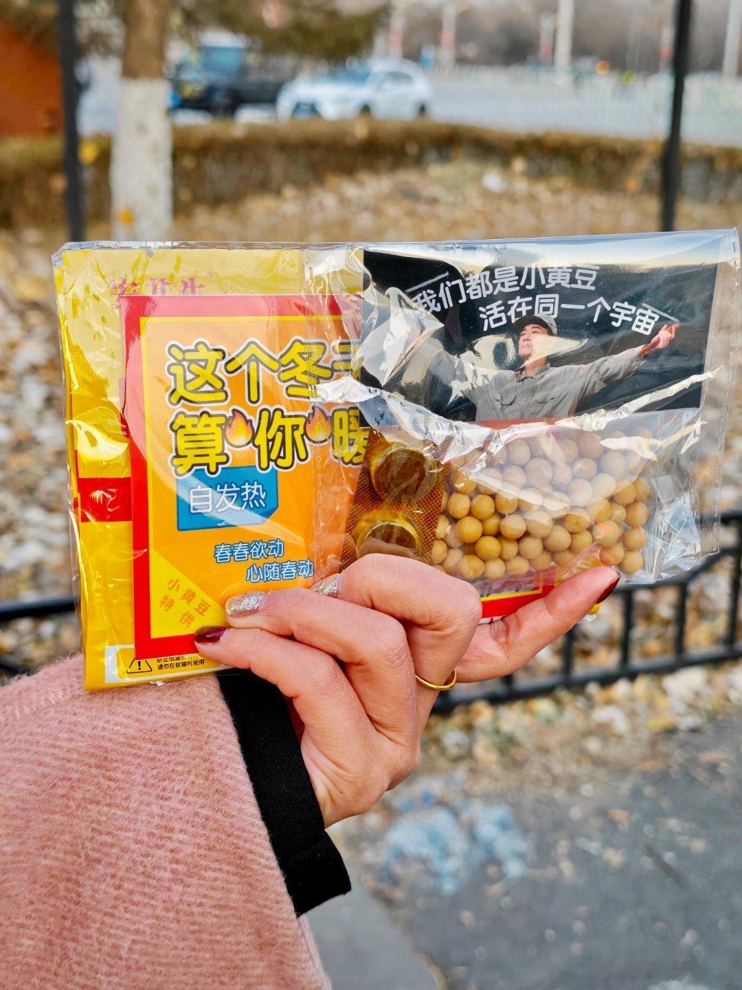 陈小春沈阳演唱会现场 淘宝闪购买药送的表情包暖宝宝 又暖又抽象 抽象可爱款真的很