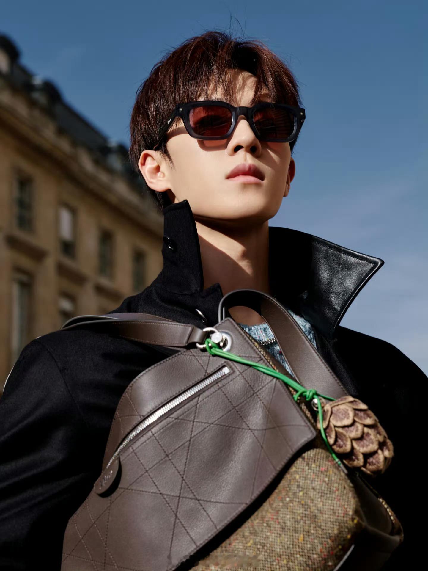 第四次受邀出席 Dior 时装发布的李昀锐巴黎街拍来啦[憧憬] ​​​