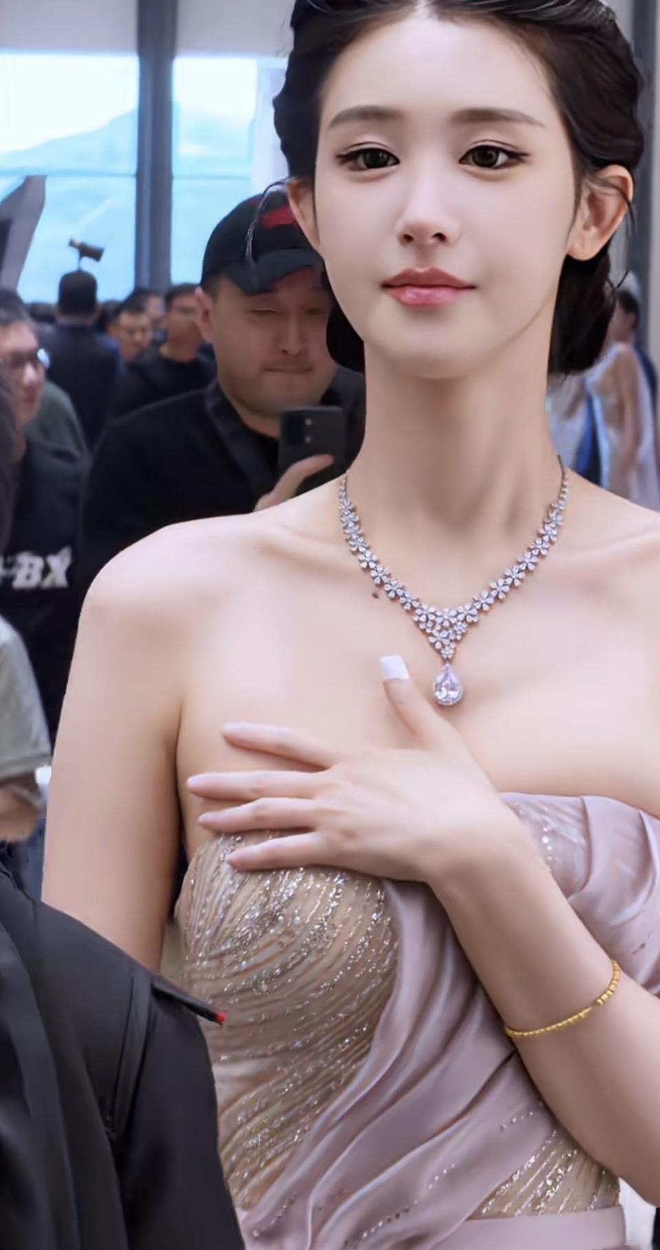 聚光灯在红毯尽头织成一片暖金，苏晚站在后台的人潮里，指尖轻轻按在香槟色抹胸礼服的