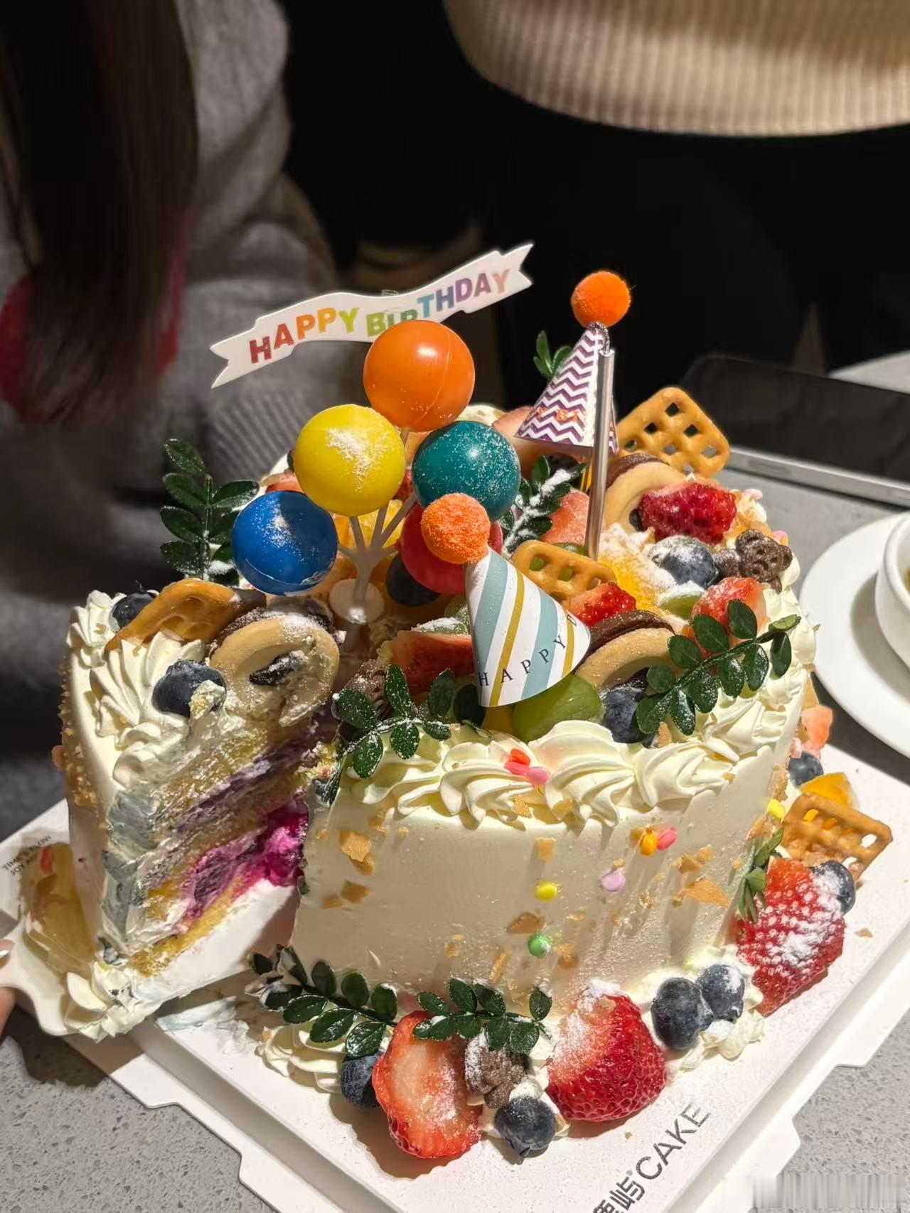 杨超越秘境鹿屿品牌代言人秘境鹿屿生日蛋糕这蛋糕用料好足，水果也太多了叭，爱了，爱