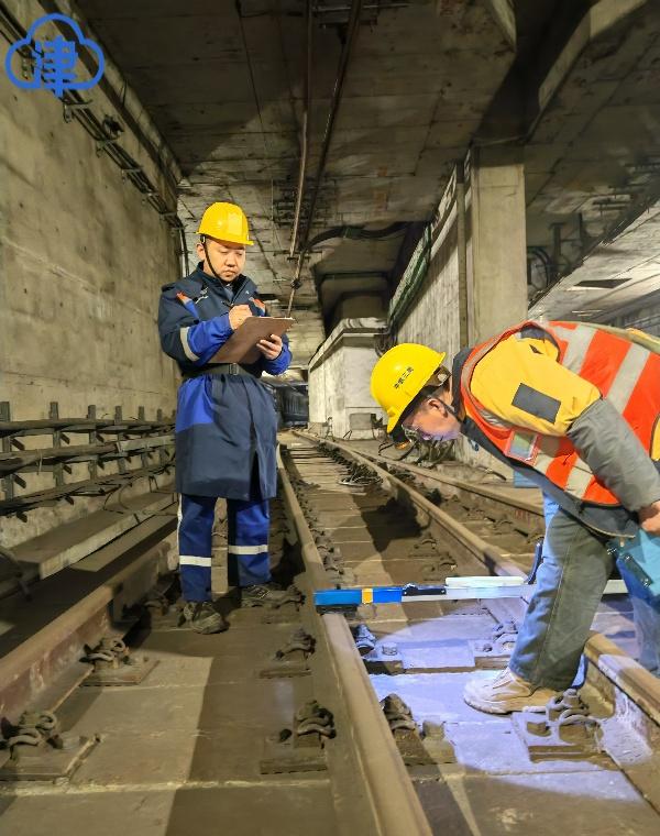 他们先替你探了一遍】00：30，地铁6号线的隧道里，张伟涛背着工具包走下轨道。此