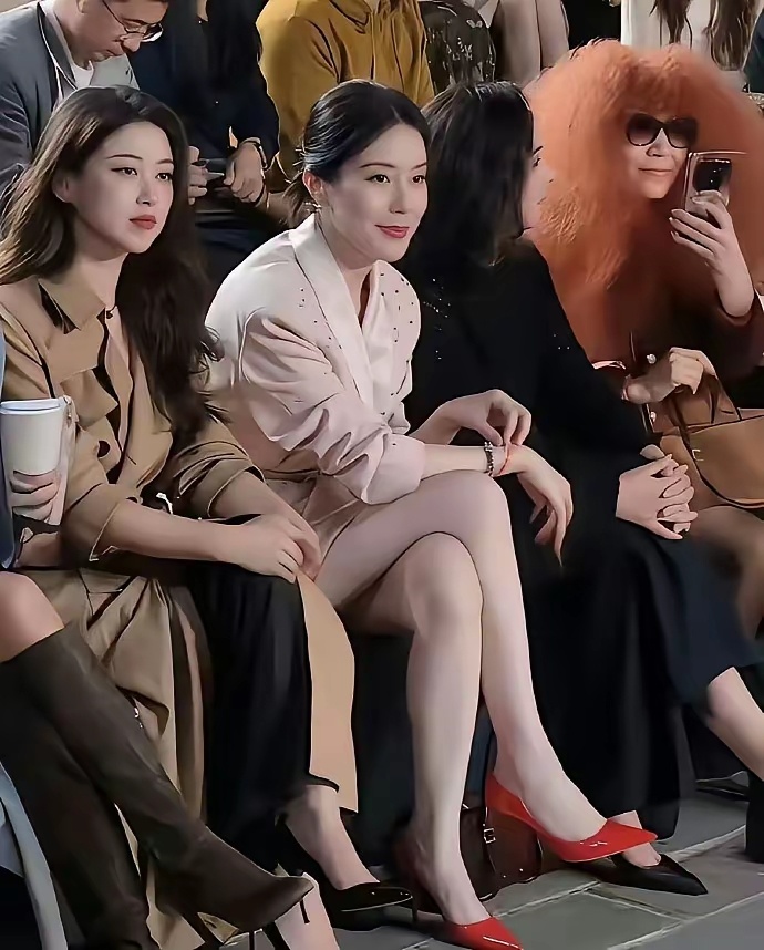 万万没想到啊！蔚来老板娘比女明星还要漂亮。 