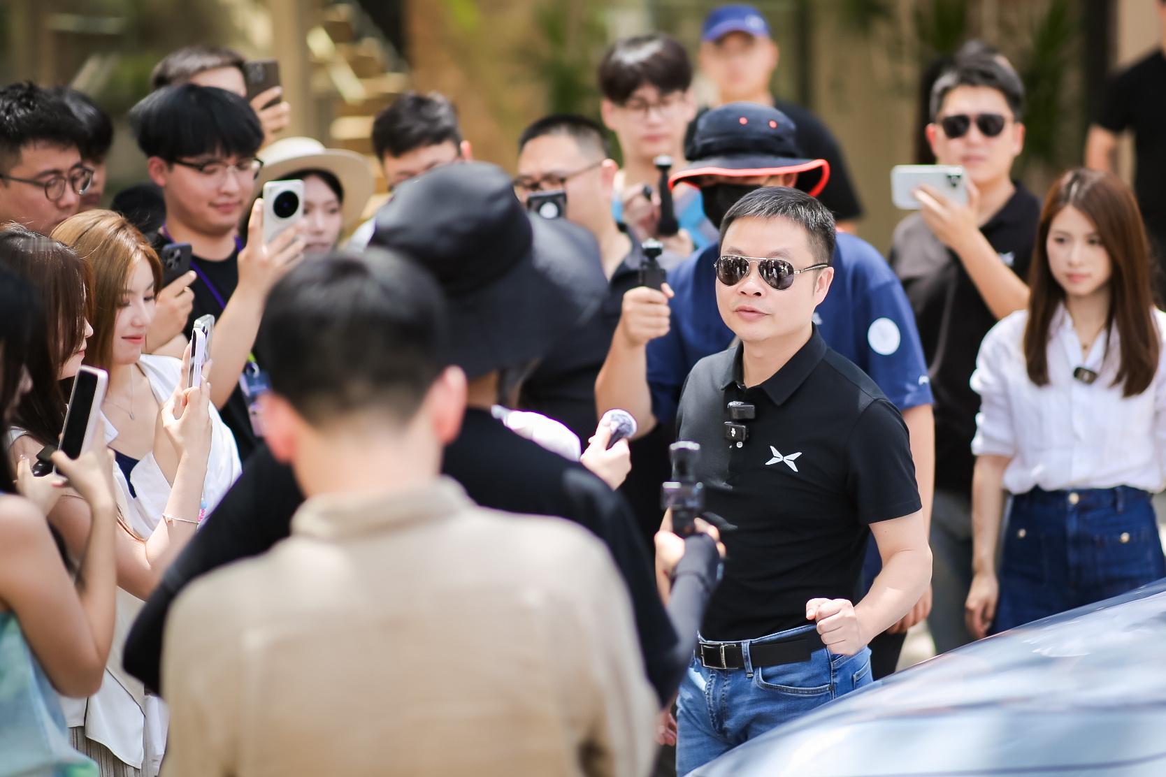 何小鹏与雷军商量过G7和YU7上市时间 之前不是有不少人问“粮厂和小鹏是不是私底