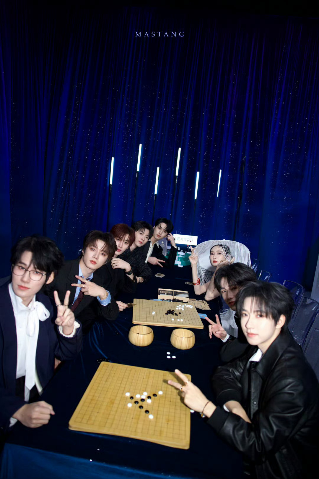 时代少年团和张艺凡微博之夜红毯