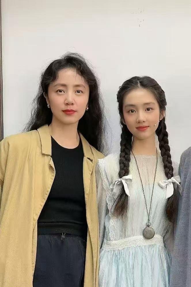 黄多多五官像妈妈，但比她妈妈更漂亮，轮廓像年轻的黄磊 ​​​