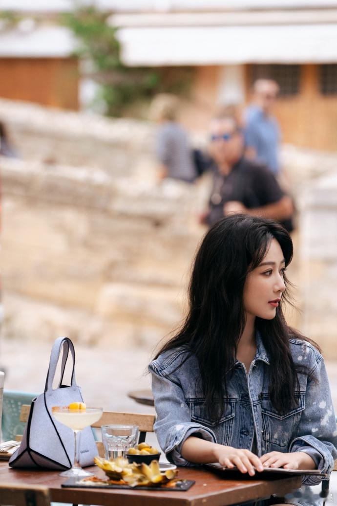 和杨紫共赏落日风光  杨紫中世纪的浪漫惬意 想象一下和杨紫一起，在中世纪的城堡旁