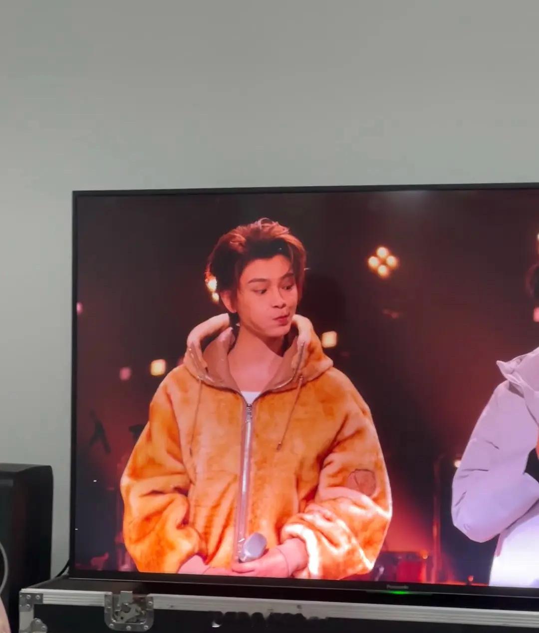 他以前也这么爱嘟嘴吗？  这个男人，他以前也这么爱嘟嘴吗？？？？有没有粉丝来解答