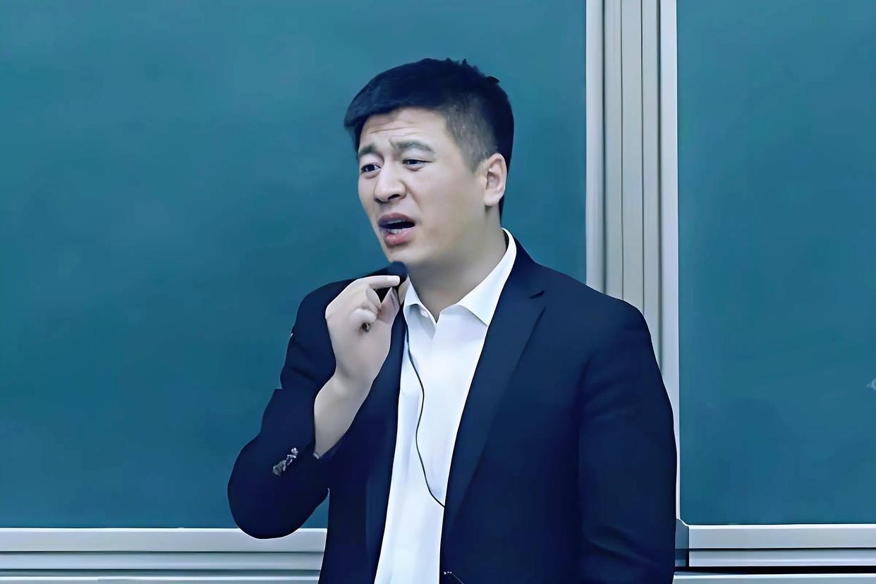 2026年3月24日，知名考研导师、峰学蔚来创始人张雪峰因心源性猝死，经全力抢救