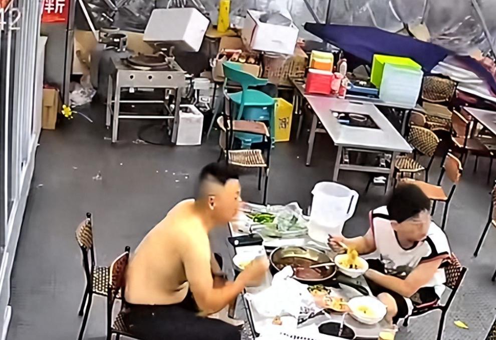 “好人有好报！”7月1日报道，陕西西安，一男子正和儿子吃饭，他听到前面有什么东西
