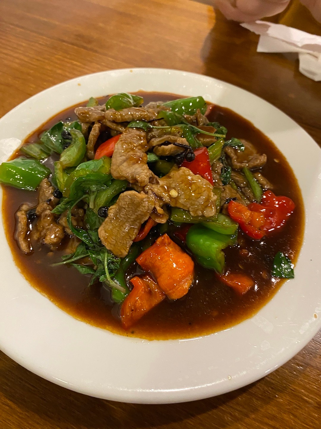 找到一家很正宗的蒙自云南菜，木姜子牛肉，牛干巴炒饭还有烤鱼都非常好吃，尤其是烤鱼