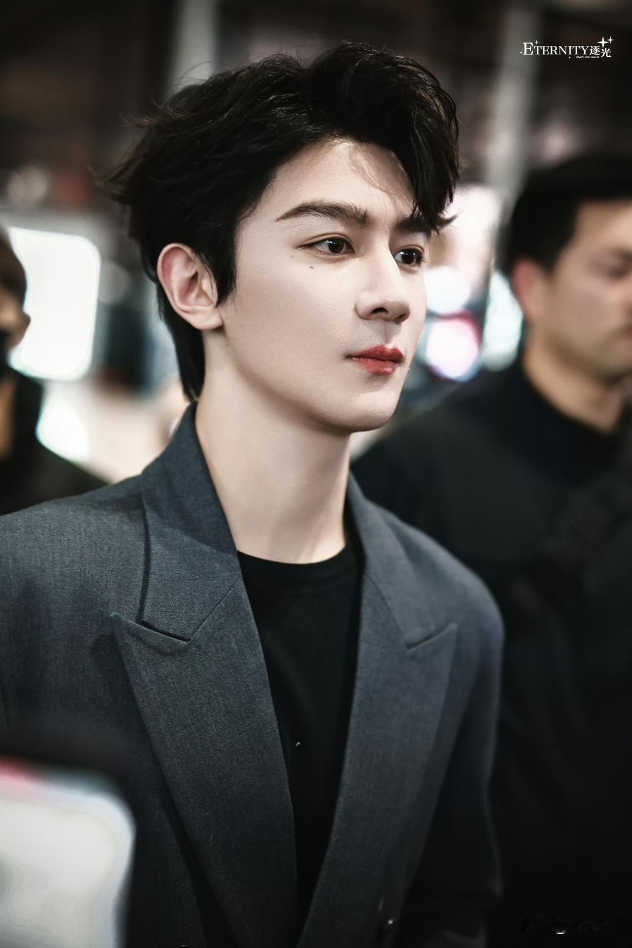 夏之光自曝血泪童年：
被父拉黑、被妈打到怕，
舞台光鲜全是假象！

在亲子综艺里