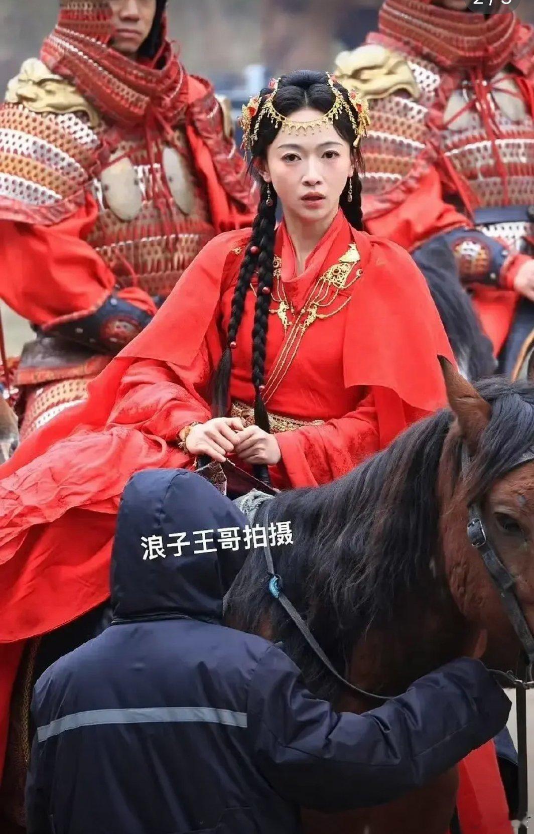 看得出来江山为聘剧组有多缺钱了第一次见男女主的服化道这么粗糙的衣服的质感甚至感觉