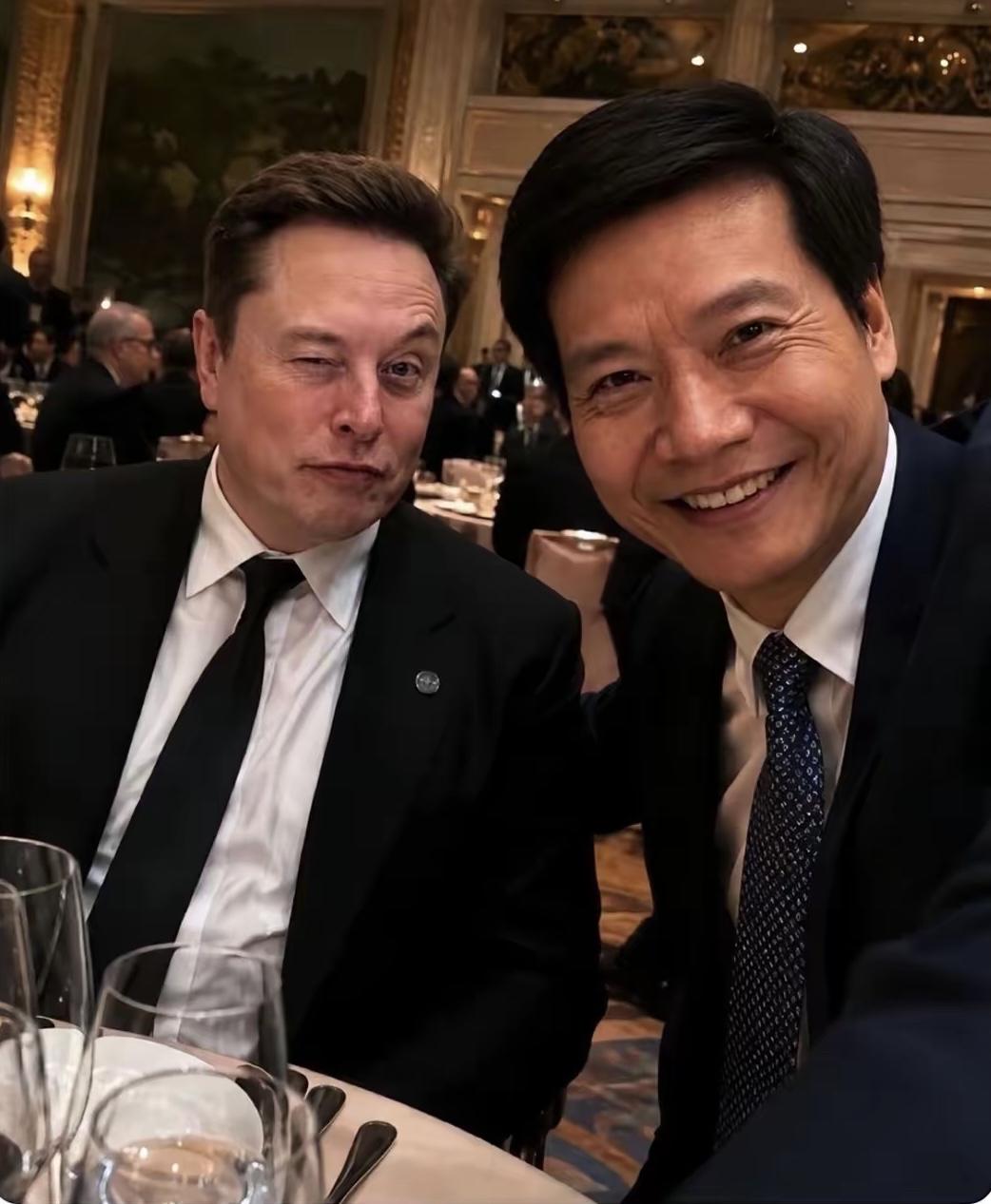 近日，雷军在一场晚宴上，拿着手机微笑着靠近马斯克合影。

而马斯克也是眯起一只眼