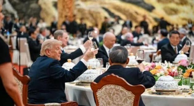 当地时间5月16日，特朗普刚结束访华回到美国，就跟变了个人似的，疯狂向中国示好。