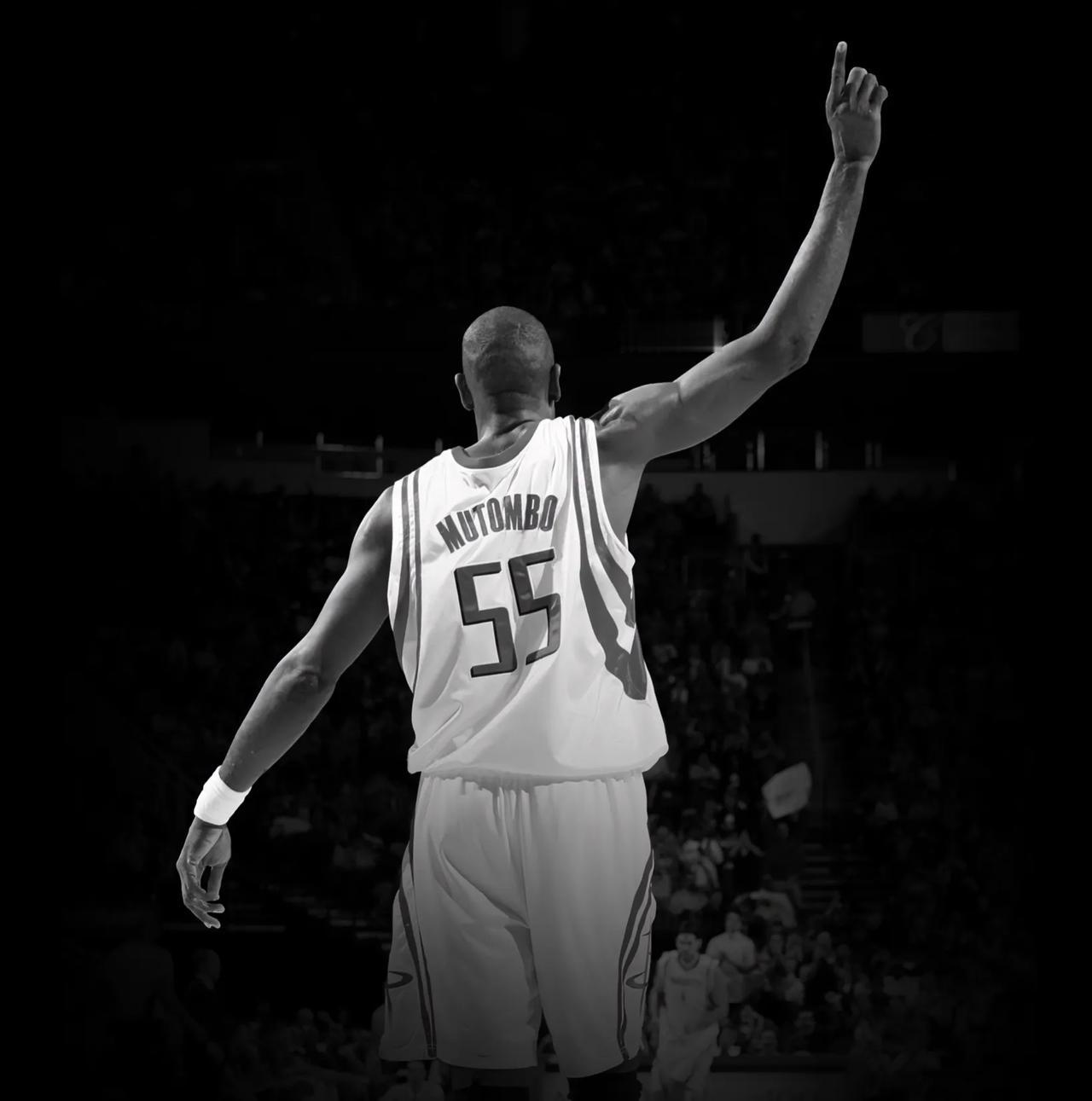 掘金球迷：他帮我们完成NBA史上首次“黑八奇迹”，我们会怀念他的。
76人球迷：
