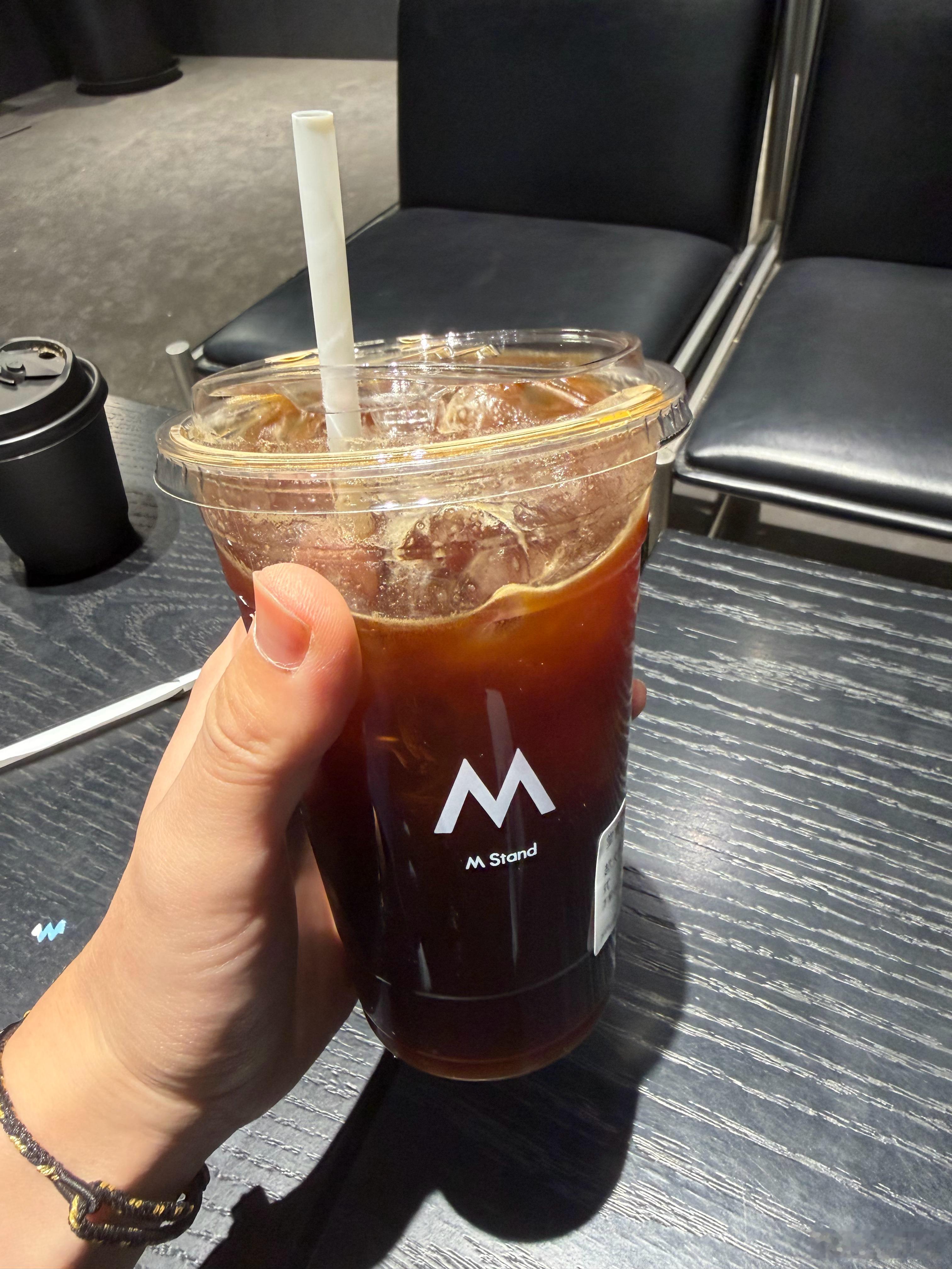 之前吃个饭，要看看美团有没有团购。现在呢？都是看看抖音有没有直播优惠券。所以呢，