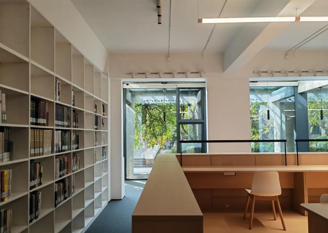 东南大学建筑学院图书馆
前工院的图书馆开放啦！
东南大学 建筑学院 图书馆