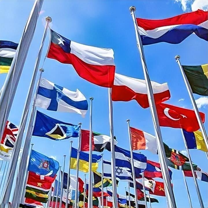 如果别人骂你，
你就说，别搬起石头砸自己的脚。

如果别人欺负你，
你就说，奉劝