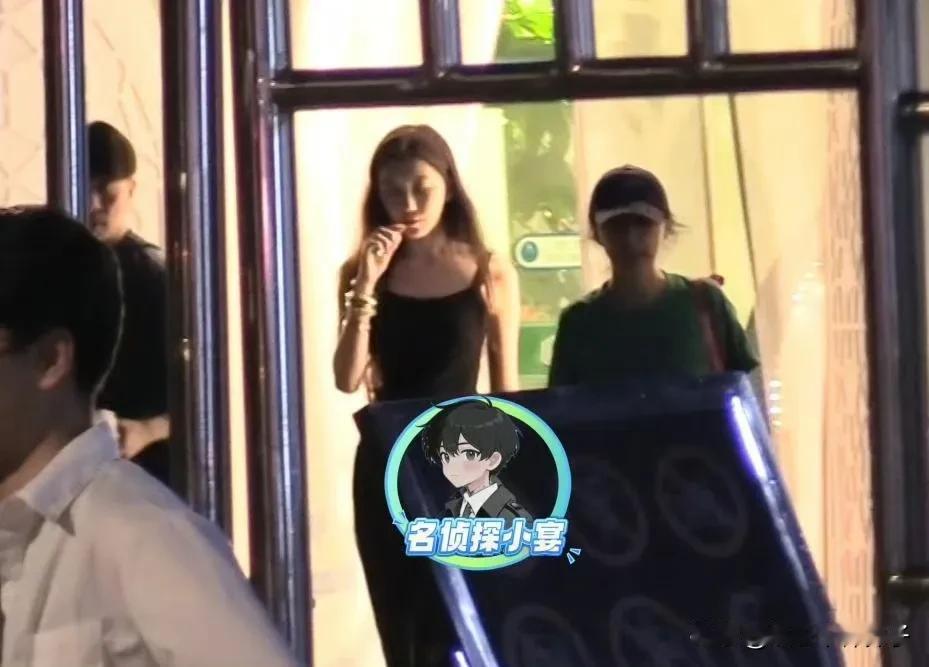 万万没想到，王菲女儿李嫣看着挺淑女，竟然还抽电子烟！
8月14日，八卦媒体拍到李