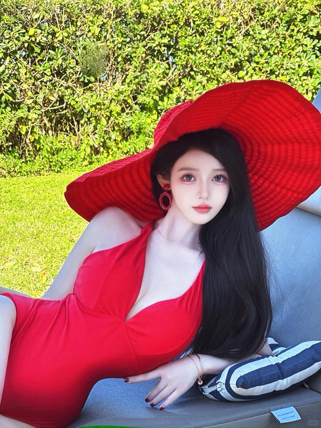 热情开朗的北京模特小姐姐，唇下浅沟格外清晰，像玉上的纹路，精致得没有一丝瑕疵；笑