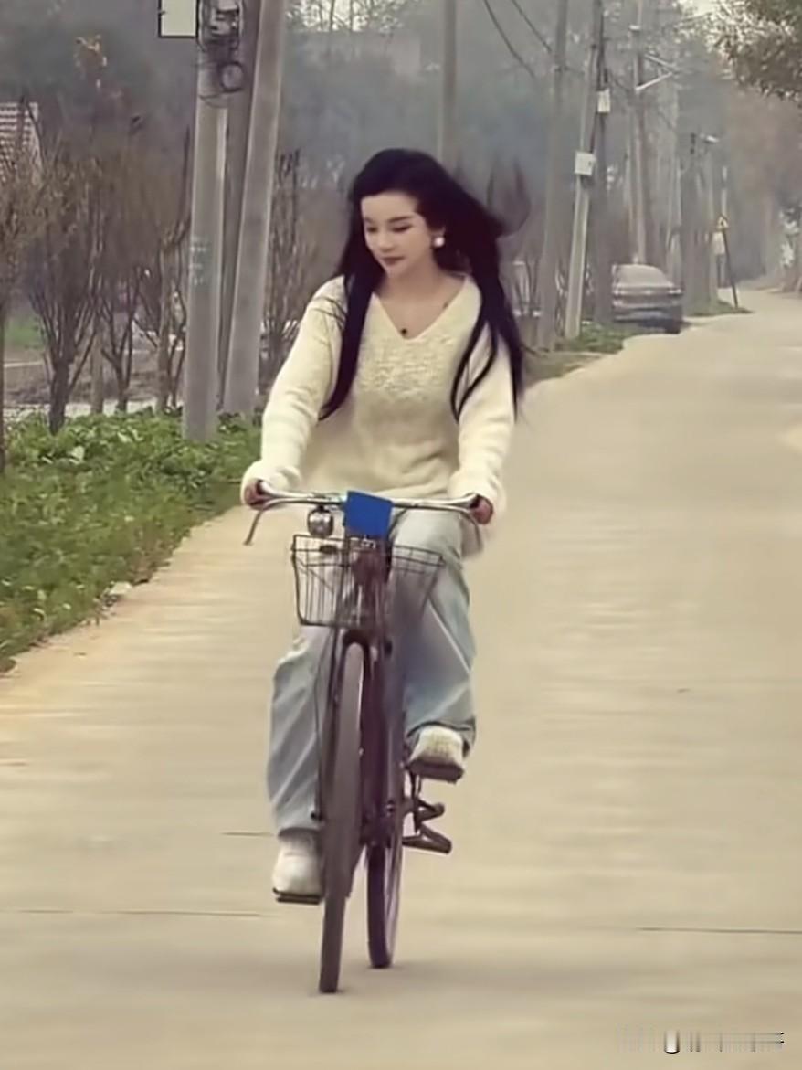 一女子过年回老家，把自己老爸迎娶老妈的嫁妆“二八大杠”拿出来骑，结果发现，当你颜