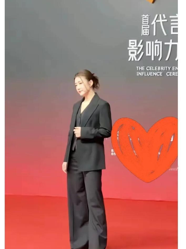 一觉醒来，整个乒乓球圈都沉默了。

陈梦不仅是乒乓球顶尖选手，还是走秀专业mod