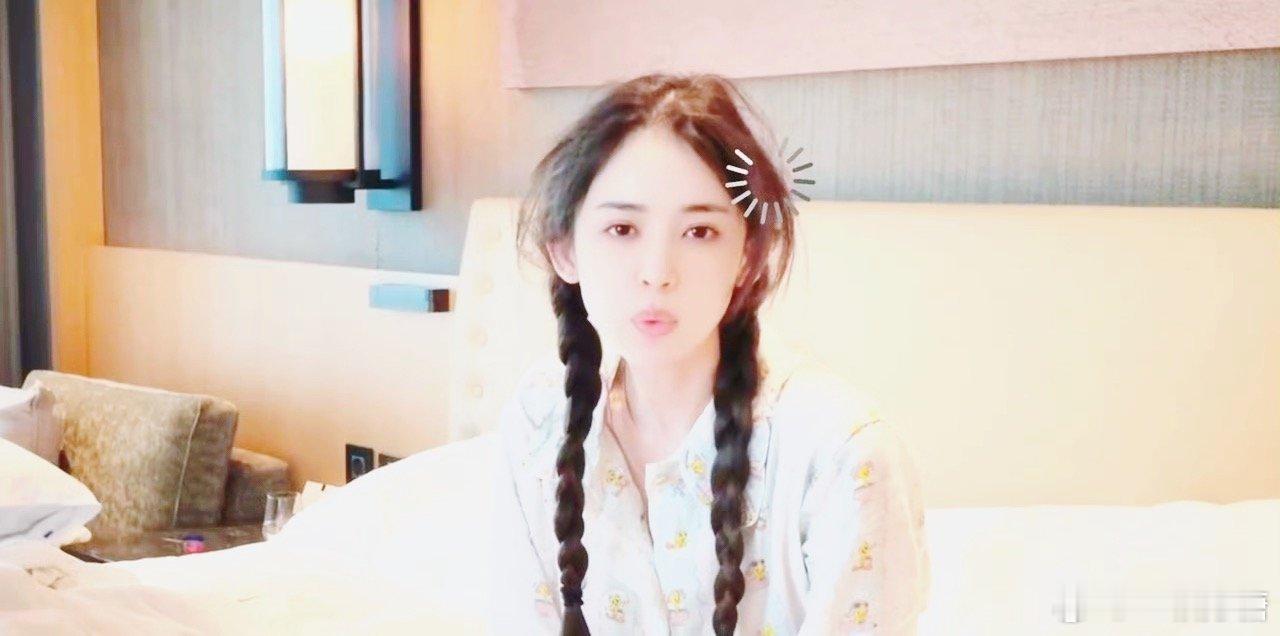 娜扎刚起床的素颜，真的是素颜吗？有什么半永久之类的吗？哈哈，不过真的挺美的，皮肤